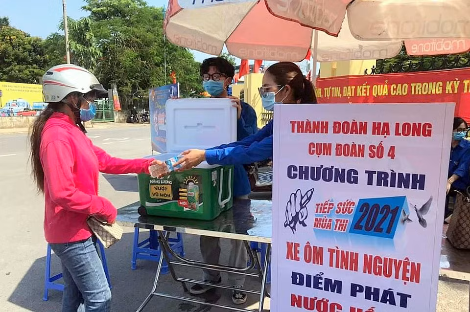 Lực lượng thanh niên tình nguyện có mặt tại các điểm thi, hỗ trợ, tiếp sức cho thí sinh và phụ huynh vượt qua thời tiết nắng nóng và áp lực của kỳ thi.