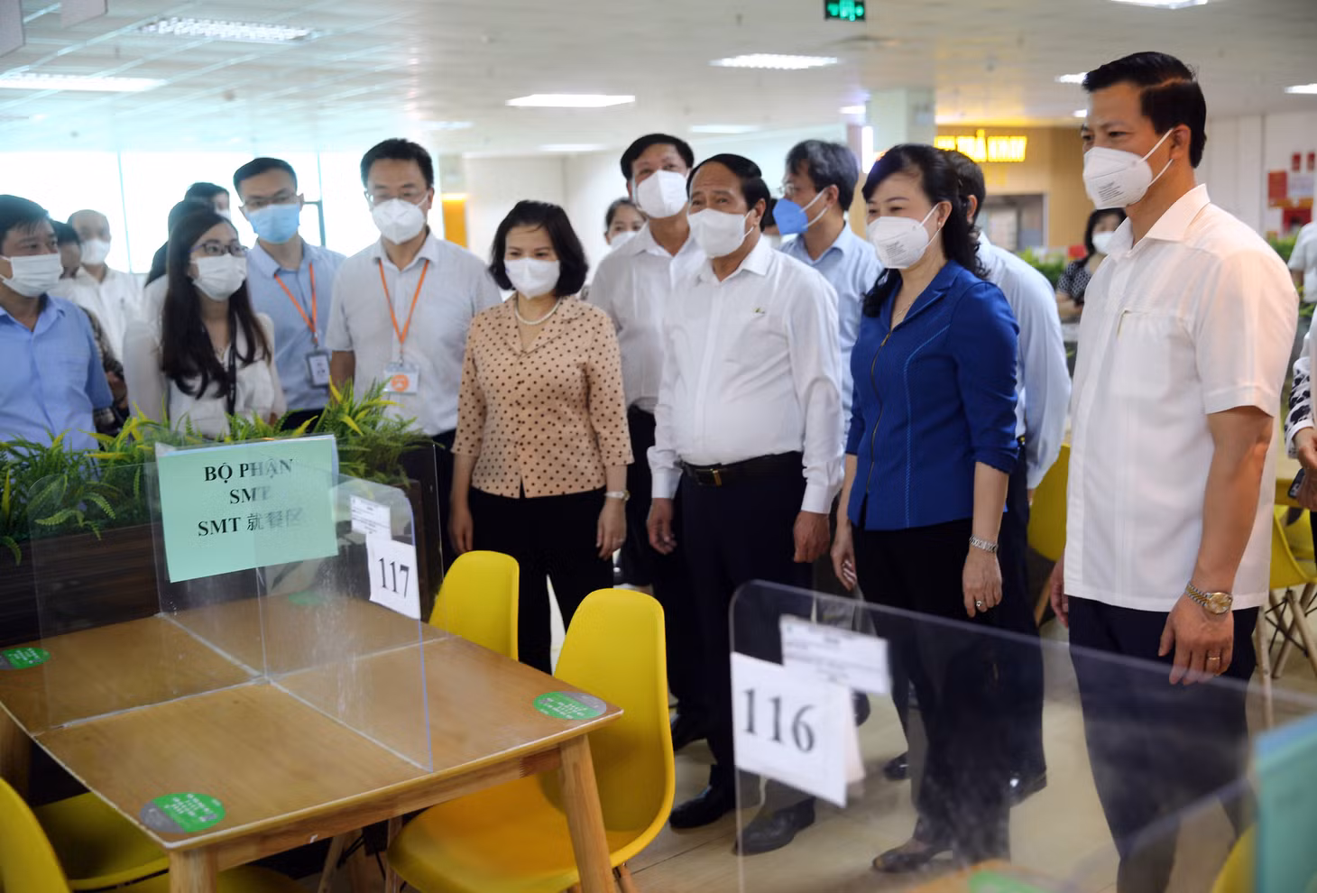 Phó Thủ tướng Lê Văn Thành thăm khu căng-tin của công nhân - Ảnh: VGP/Đức Tuân