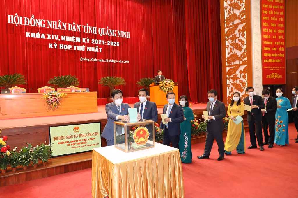 Đồng chí Nguyễn Tường Văn, Phó Bí thư Tỉnh ủy, Chủ tịch UBND tỉnh bỏ phiếu bầu các chức danh UBND tỉnh.