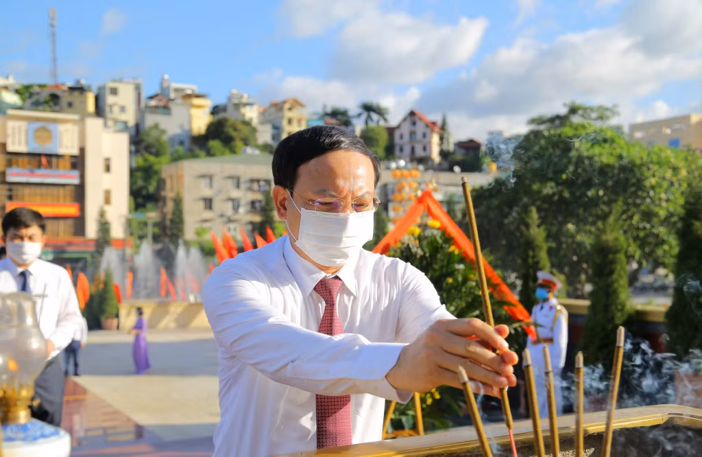 Đồng chí Nguyễn Xuân Ký, Ủy viên Ban Chấp hành Trung ương Đảng, Bí thư Tỉnh ủy, Chủ tịch HĐND tỉnh, dẫn đầu đoàn dâng hương tưởng niệm các anh hùng liệt sĩ.