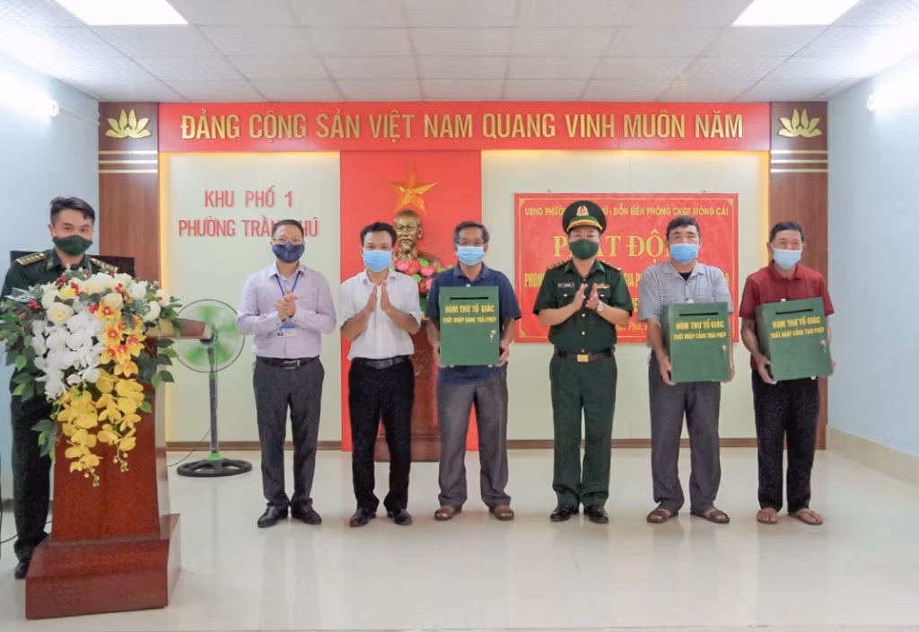 Đồn Biên phòng CKQT Móng Cái trao hòm thư tố giác cho đại diện nhân dân phường Trần Phú (TP Móng Cái) tại lễ phát động.