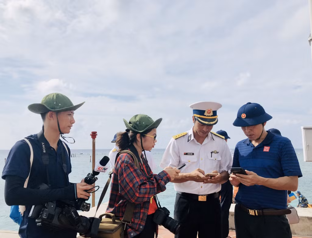 Phóng viên Hoàng Quỳnh tác nghiệp tại Trường Sa.