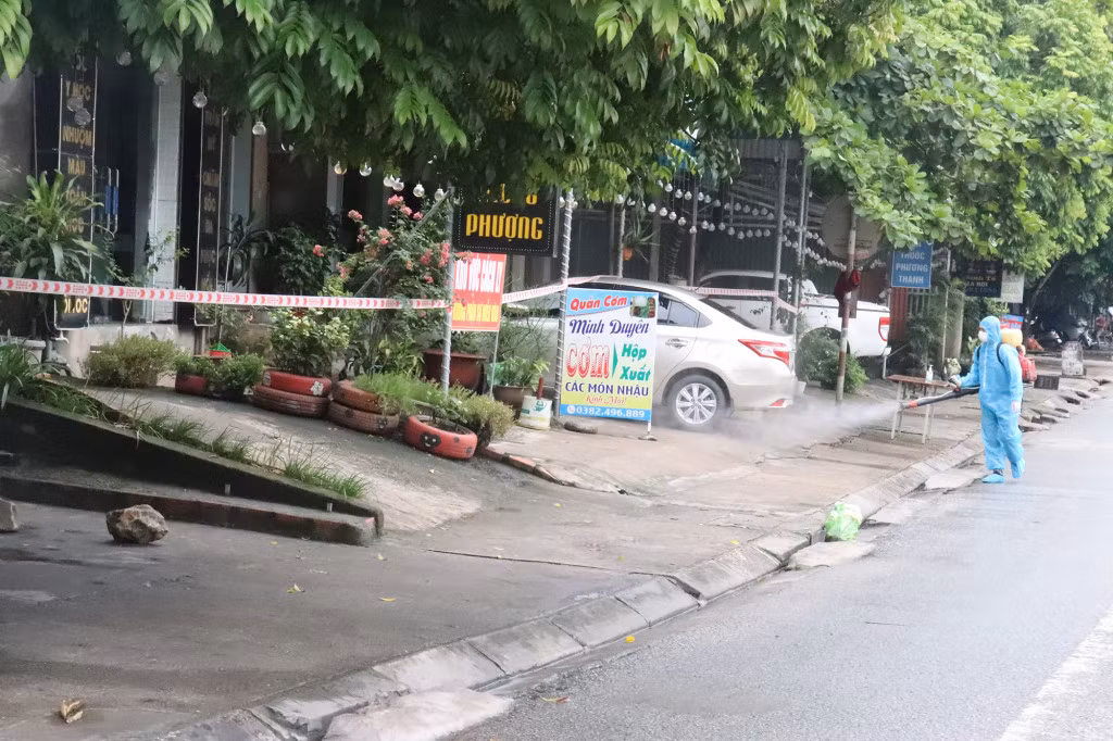 Chính quyền phường Mông Dương thực hiện phun khử khuẩn tại các hộ gia đình thực hiện cách ly.