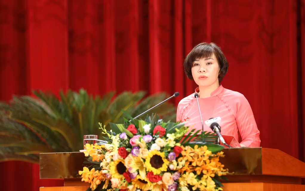 Trưởng Ban Kinh tế - Ngân sách HĐND tỉnh trình bày báo cáo thẩm tra các tờ trình.