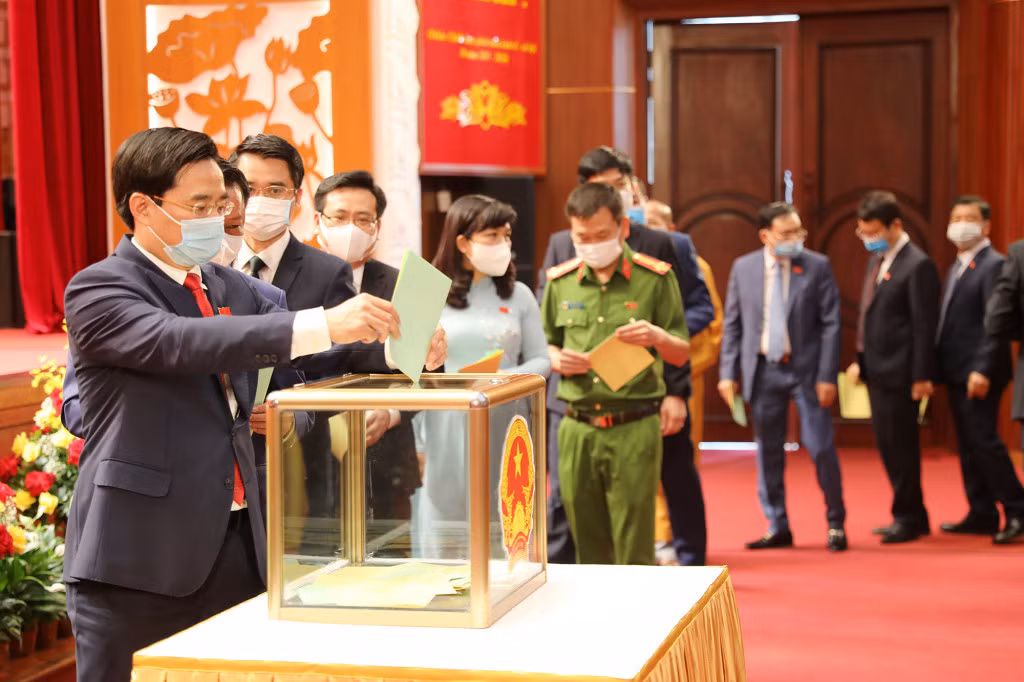 Các đại biểu HĐND tỉnh bỏ phiếu bầu Chủ tịch, Phó Chủ tịch và Ủy viên UBND tỉnh.