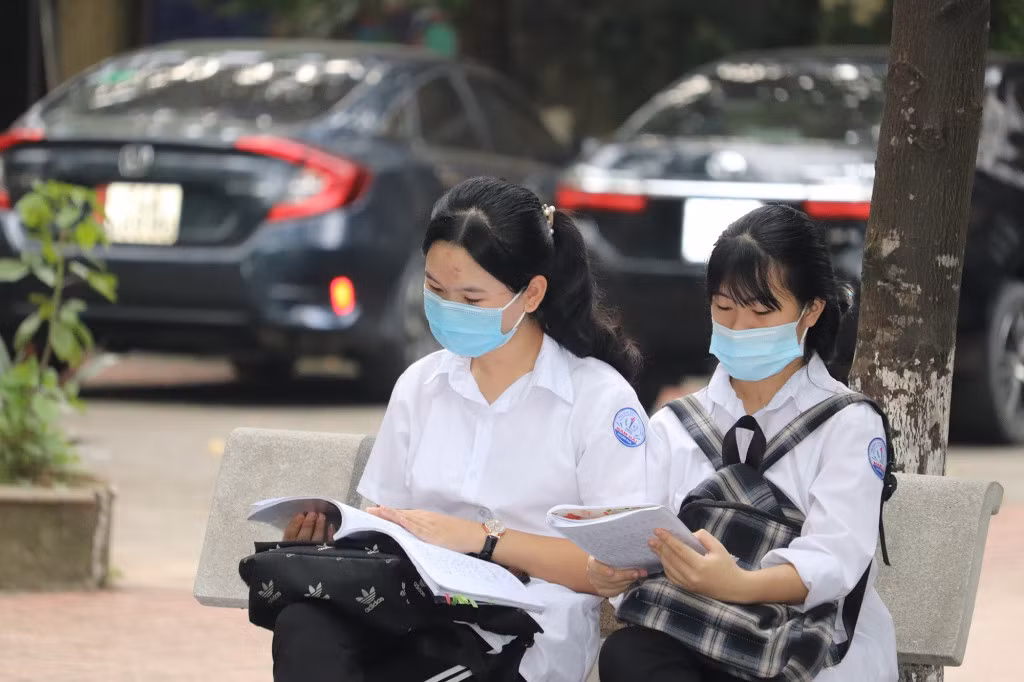 Những người "bạn đồng hành" đặc biệt theo sát các sĩ tử từ lúc ôn bài trước giờ thi...