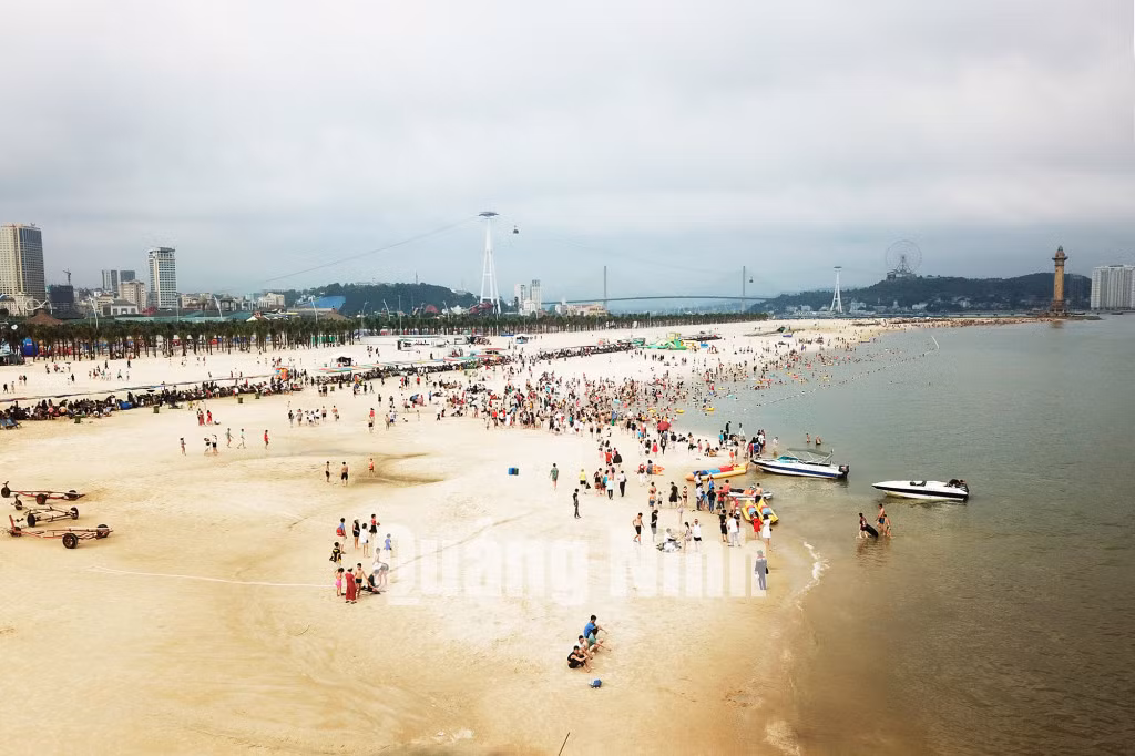 Bãi tắm Bãi Cháy (7-2019). Ảnh: Đỗ Phương