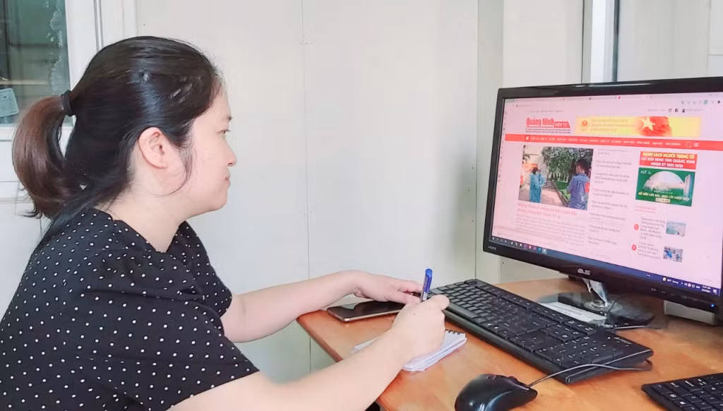 Phóng viên Hoài Minh chịu khó đọc để tìm hiểu phong cách viết báo in.