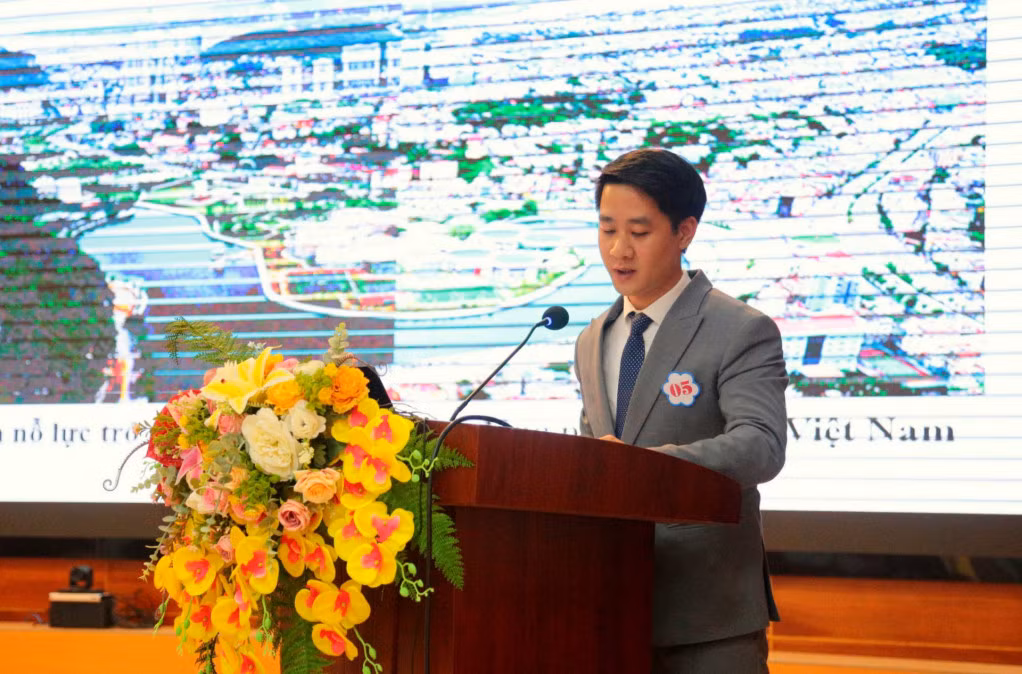 Các thí sinh tập trung thực hiện phần thi của mình.