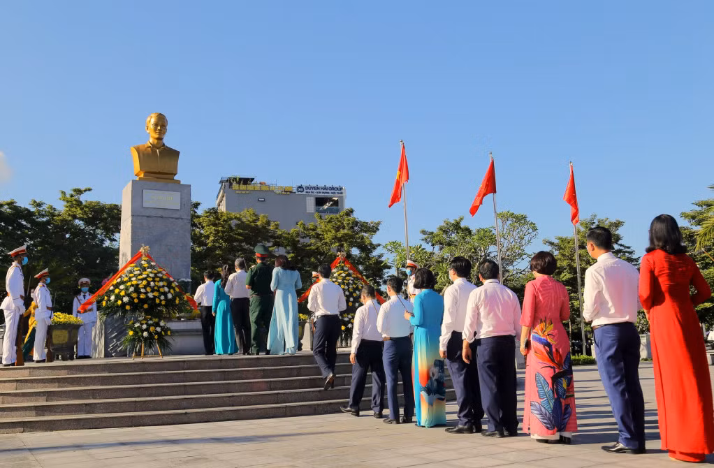 Đoàn đại biểu dâng hương tưởng niệm tại Tượng đài đồng chí Vũ Văn Hiếu.