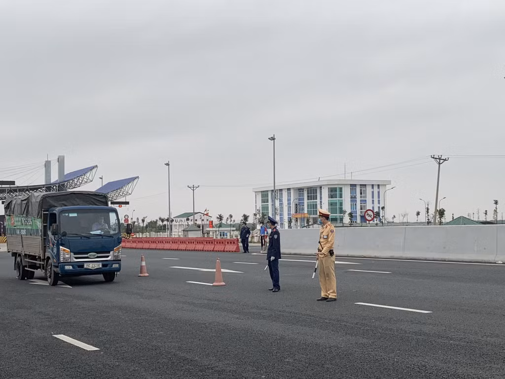 Lực lượng CSGT điều tiết giao thông trên tuyến cao tốc Hà Nội - Hạ Long.