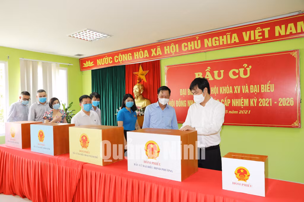 Chủ tịch UBND tỉnh Nguyễn Tường Văn kiểm tra hòm phiếu tại điểm bỏ phiếu KCN Hải Yên (4-2021).