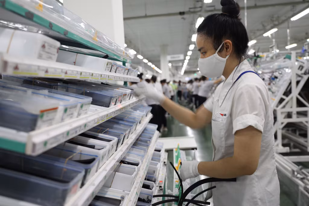 Nhà máy Sản xuất hệ thống dây dẫn và các cụm thiết bị điện ô tô Yazaki là đơn vị có lao động đông nhất KCN Đông Mai, với hơn 4.000 cán bộ, công nhân. Yếu tố an toàn để sản xuất thời điểm này được đặt lên hàng đầu.