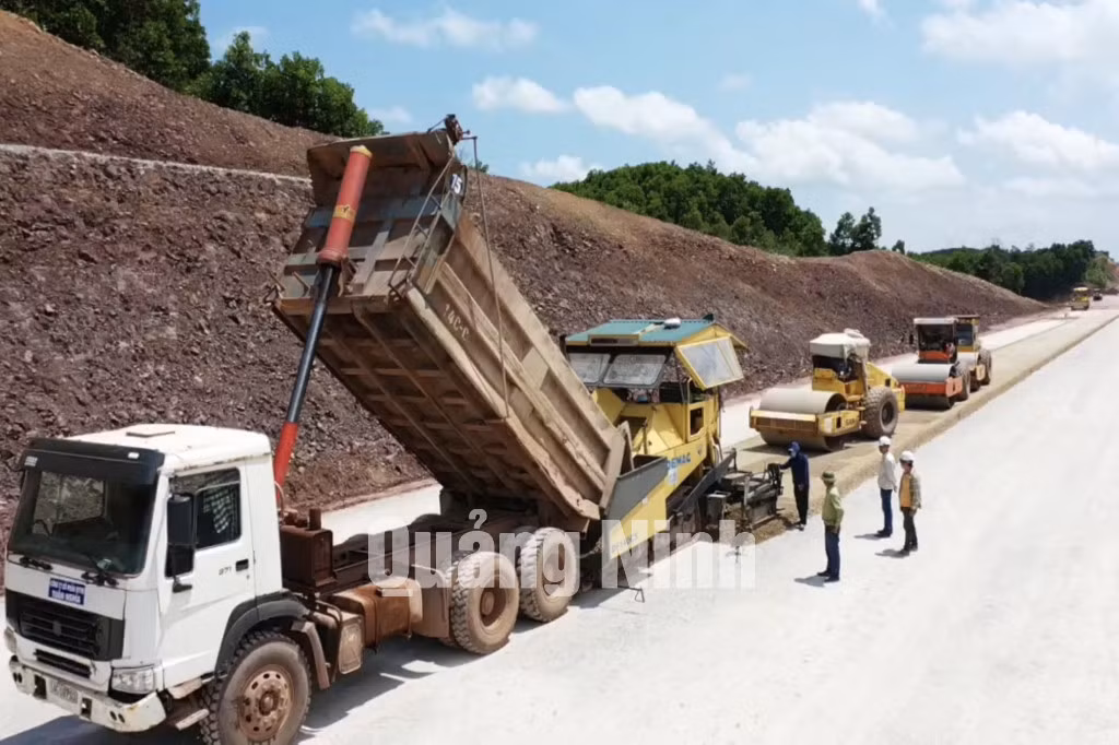 Thi công đoạn qua huyện Hải Hà (6-2021). Ảnh: Đỗ Phương