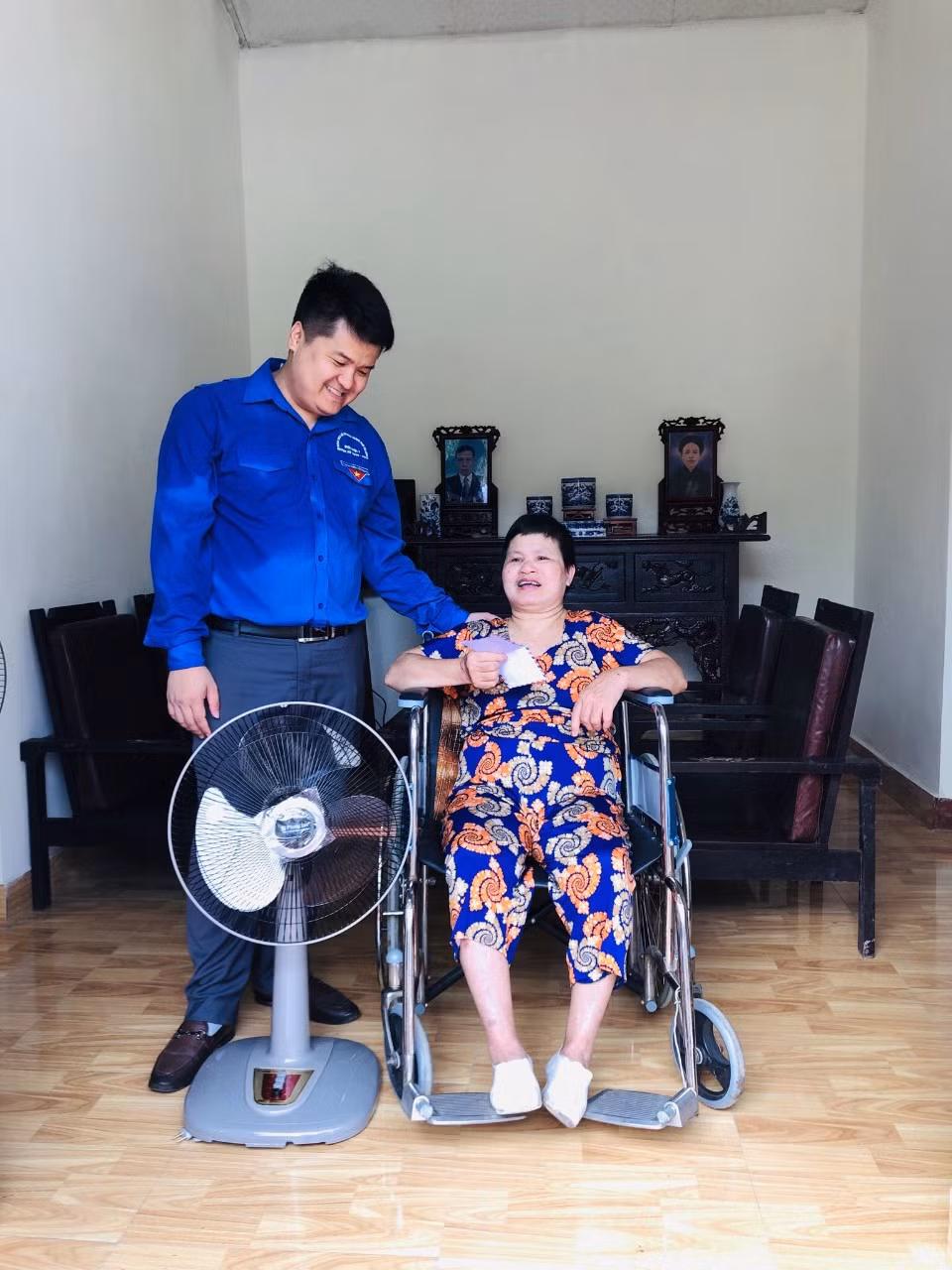 Anh Lê Tuấn Vũ, Bí thư Thành Đoàn Hạ Long, trao tặng quà cho người khuyết tật trên địa bàn thành phố.
