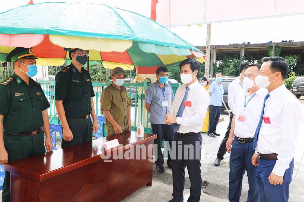 Chủ tịch UBND tỉnh Nguyễn Tường Văn kiểm tra công tác phòng dịch tại phường Ninh Dương (4-2021).