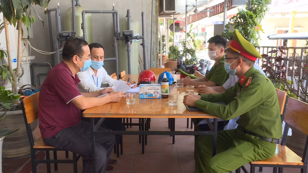 Lực lượng chức năng huyện Vân Đồn tuyên truyền người dân đảm bảo an toàn mùa mưa bão, không xâm hại hệ thống đê điều.