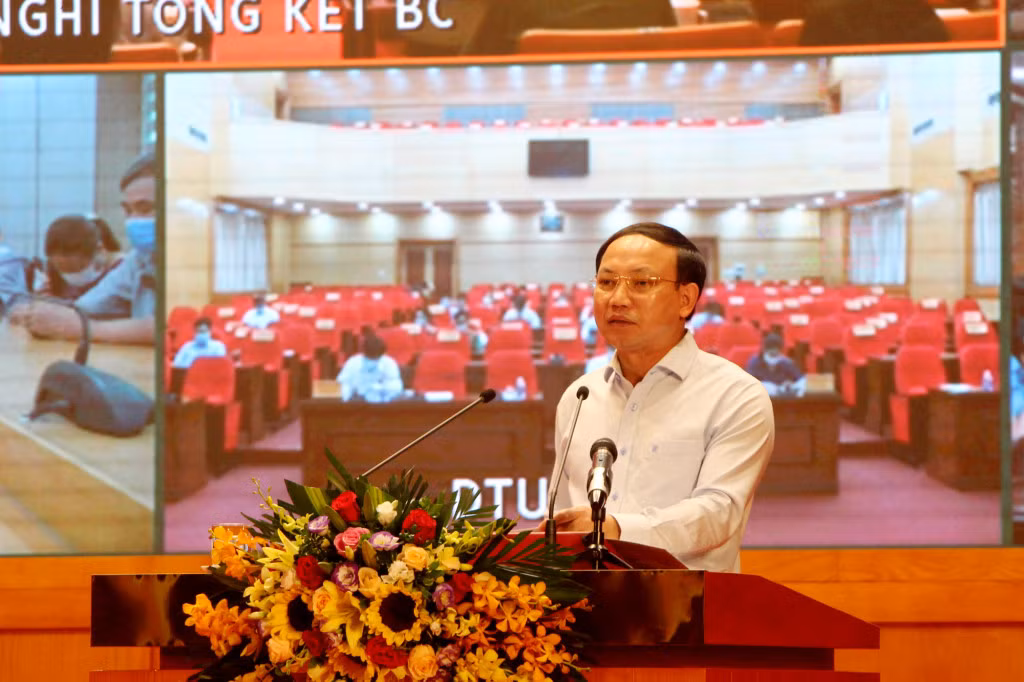 Đồng chí Nguyễn Xuân Ký, Ủy viên BCH Trung ương Đảng, Bí thư Tỉnh ủy, Chủ tịch HĐND tỉnh, phát biểu tại hội nghị.