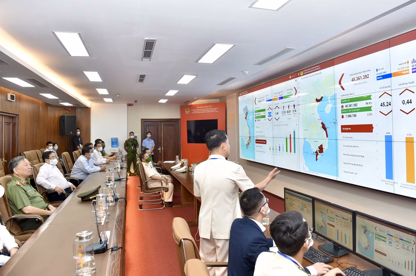 Thủ tướng Phạm Minh Chính và các đại biểu nghe giới thiệu về Hệ thống điều hành cơ sở dữ liệu dân cư - Ảnh: VGP/Nhật Bắc