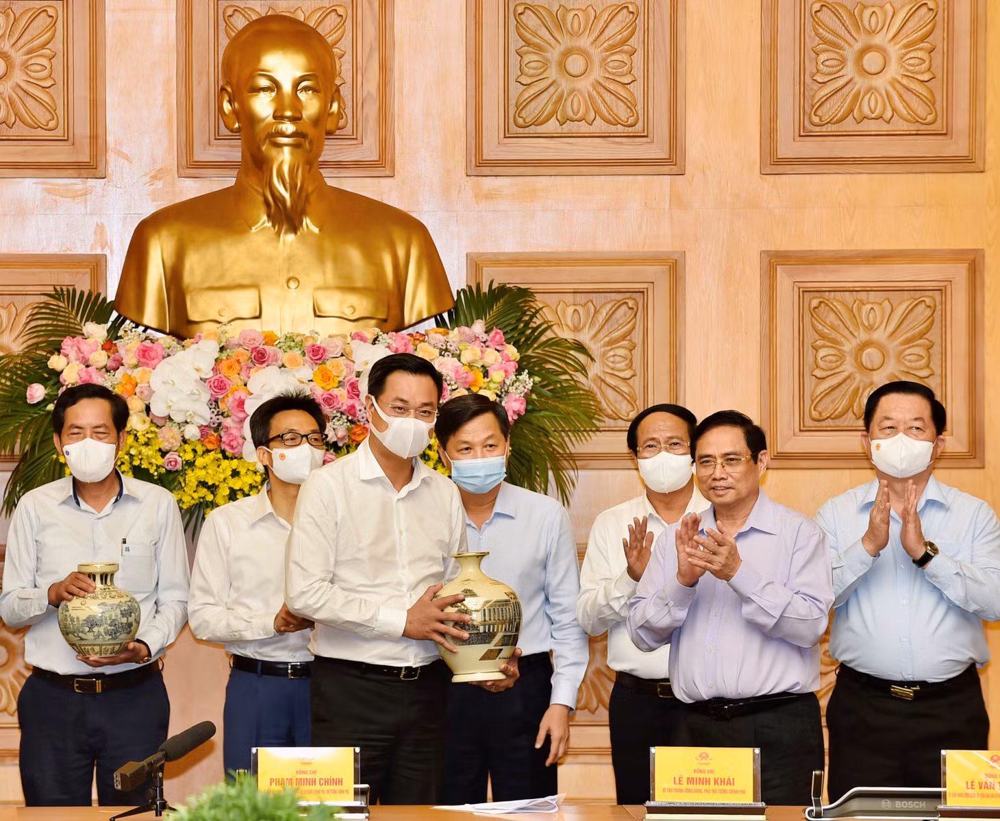 Thủ tướng Phạm Minh Chính trao quà tặng các cơ quan báo chí tại cuộc gặp mặt. - Ảnh: VGP/Nhật Bắc Thủ tướng Phạm Minh Chính trao quà tặng các cơ quan báo chí tại cuộc gặp mặt. - Ảnh: VGP/Nhật Bắc