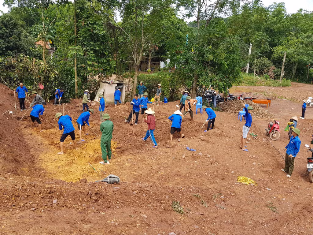 Đông đảo ĐVTN và nhân dân xã Hà Lâu tham gia hỗ trợ gia đình em Thiện xây dựng ngôi nhà mới.