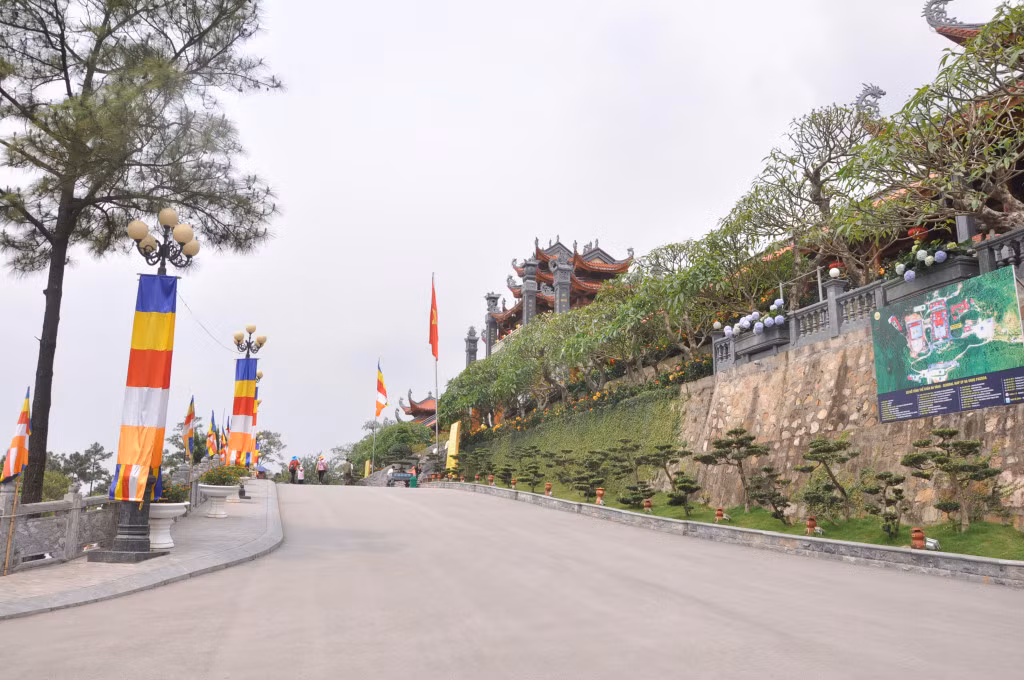 Chùa Ba Vàng có không gian thoáng đãng, sinh động với nhiều loại cây xanh, hoa khác nhau.