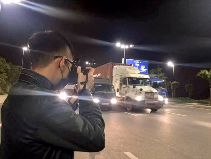 Nhà báo Đỗ Minh Hà tác nghiệp tại chốt kiểm soát người và phương tiện ra vào TP Hạ Long tại nút giao Minh Khai. Ảnh: Nhân vật cung cấp