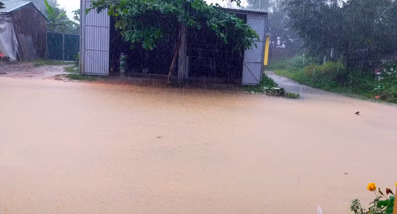 Quốc lộ 18C, đoạn thuộc Km87+750 cứ mưa là ngập úng toàn bộ mặt đường.