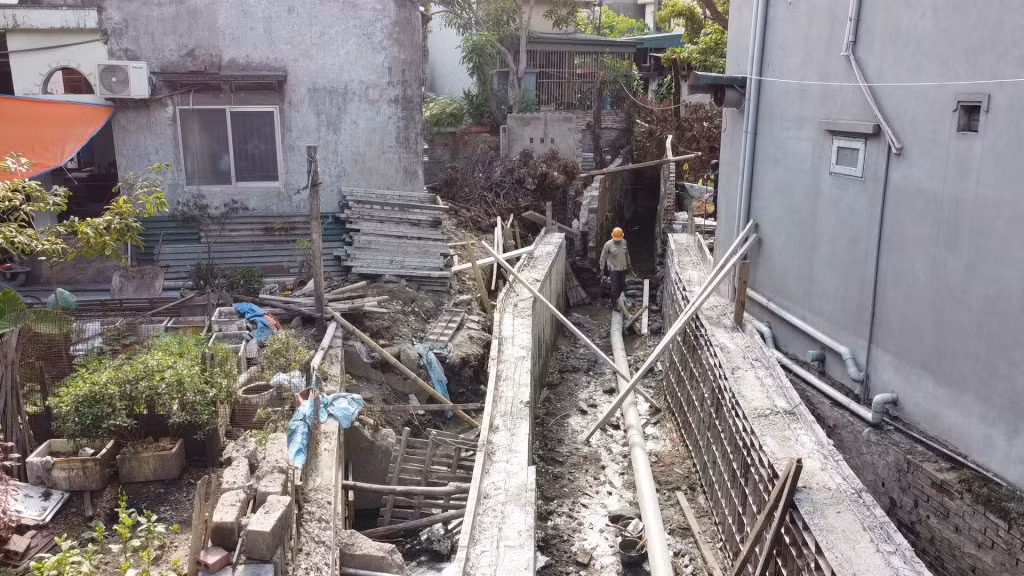 Sau gần 40 năm tồn tại, cống thoát nước ở khu 9, phường Hồng Hà được mở rộng, đồng thời sẽ là đường giao thông kết nối khu dân cư.