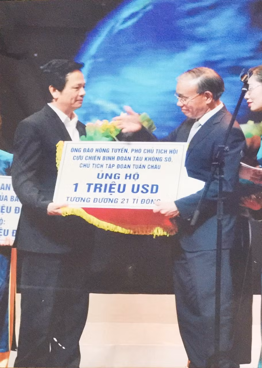Ông Đào Hồng Tuyển trao tặng nhân dân Nhật Bản 1 triệu USD sau thảm hoạ động đất, sóng thần ngày 11/3/2011.