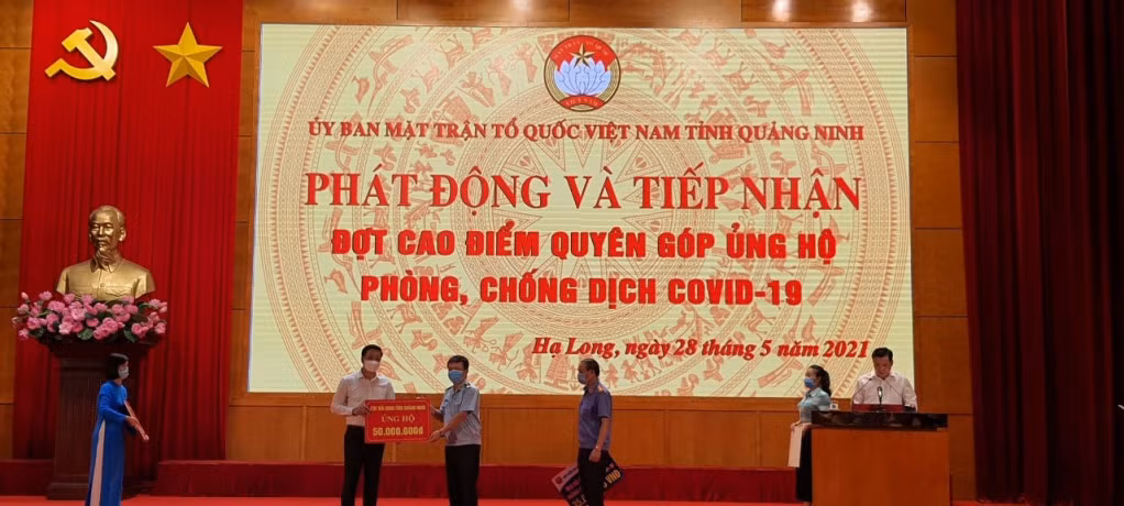 Tại Lễ phát động đợt cao điểm quyên góp ủng hộ phòng, chống dịch Covid-19 của tỉnh, Cục Hải quan tỉnh đã trao số tiền ủng hộ 50 triệu đồng.