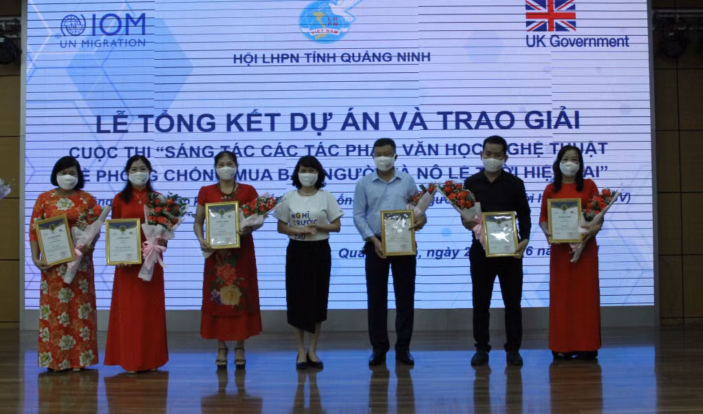 Ban Tổ chức trao thưởng cho các tác giả đoạt giải.
