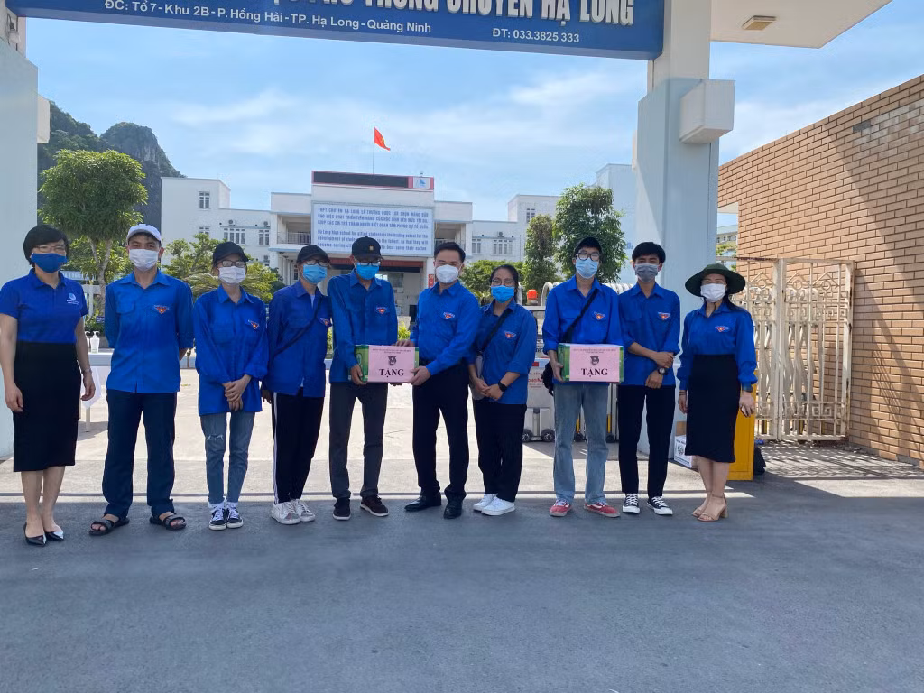 Đồng chí Hoàng Văn Hải, Bí thư Tỉnh Đoàn, tặng quà Đội TNTN tiếp sức mùa thi tại Trường THPT Chuyên Hạ Long.