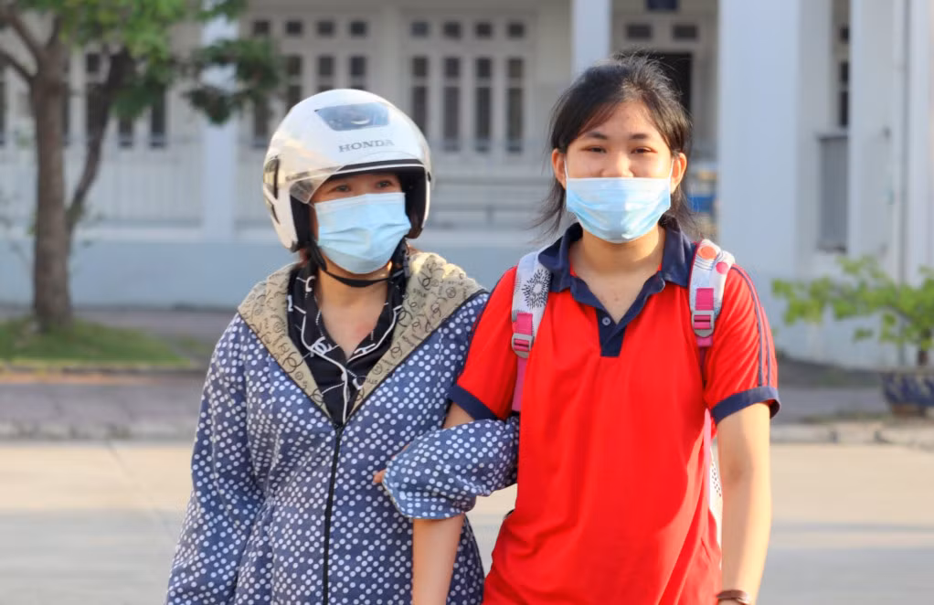Nhiều phụ huynh lo lắng cho con, vào tận khu vực thi đón và động viên con sau giờ làm bài căng thẳng.