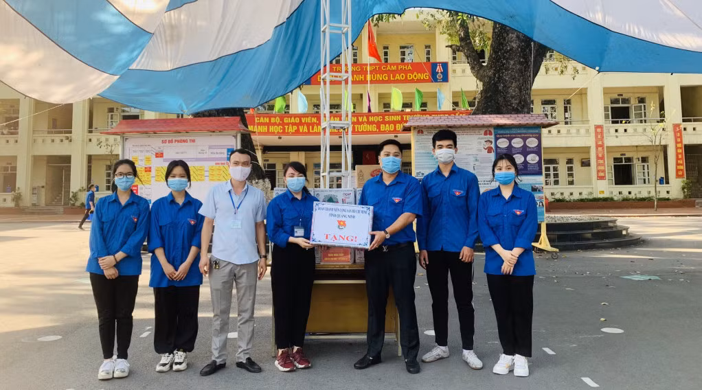 Đồng chí Phạm Hồng Thái, Phó Bí thư Tỉnh đoàn tặng quà đội tiếp sức mùa thi trường THPT Cẩm Phả