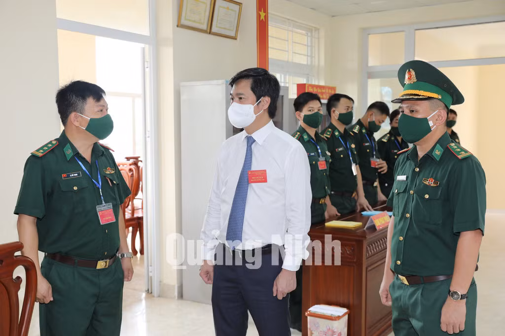 Chủ tịch UBND tỉnh Nguyễn Tường Văn kiểm tra công tác phòng dịch tại phường Ninh Dương (4-2021).