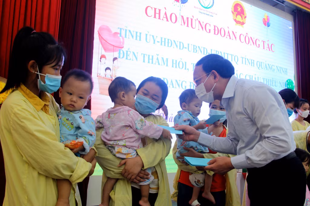 Đồng chí Bí thư Tỉnh ủy động viên 