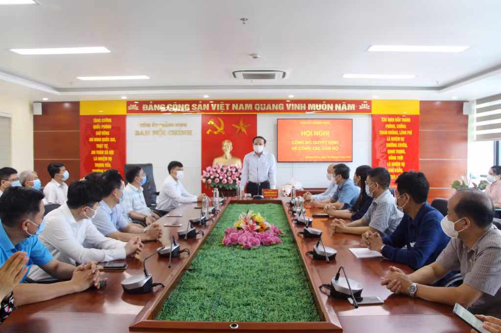 Đồng chí Bí thư Tỉnh ủy, Chủ tịch HĐND tỉnh phát biểu giao nhiệm vụ cho đồng chí Nguyễn Văn Túc.