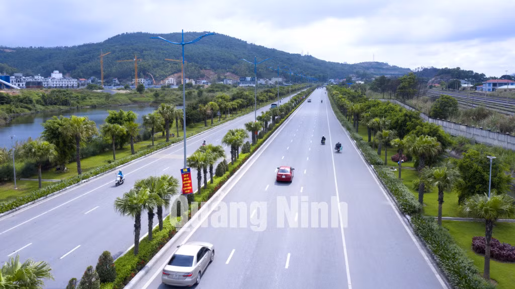 Đường 8 làn xe vào KCN Cái Lân. Ảnh: Khánh Giang