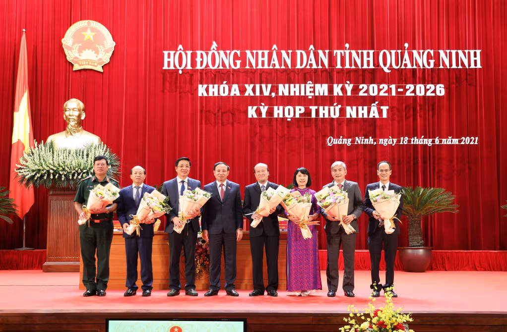 Đồng chí Bí thư Tỉnh ủy, Chủ tịch HĐND tỉnh tặng hoa tri ân các đồng chí không tham gia ứng cử đại biểu HĐND, không tái cử giữ các cương vị trong Thường trực HĐND, Trưởng, phó các ban HĐND và Ủy viên UBND tỉnh khóa XIV.