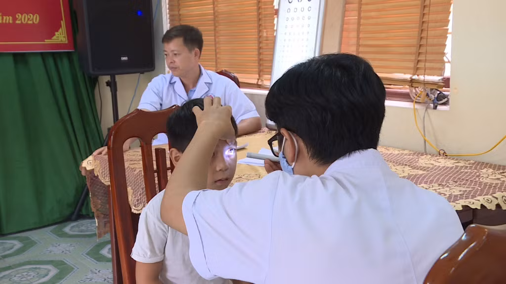 Khám sàng lọc miễn phí cho trẻ em có hoàn cảnh khó khăn dị tật về mắt tại xã Sơn Dương (TP Hạ Long).