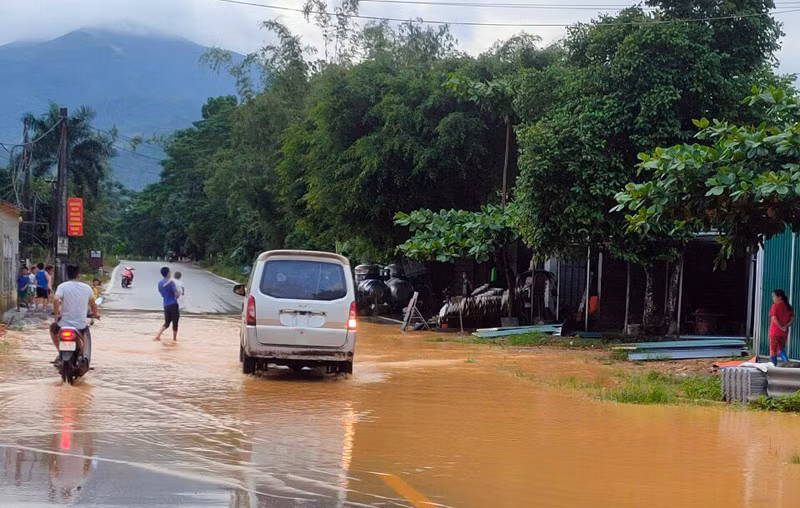 Nước ngập mặt đường mỗi khi trời mưa có nguy cơ xảy ra mất an toàn giao thông.