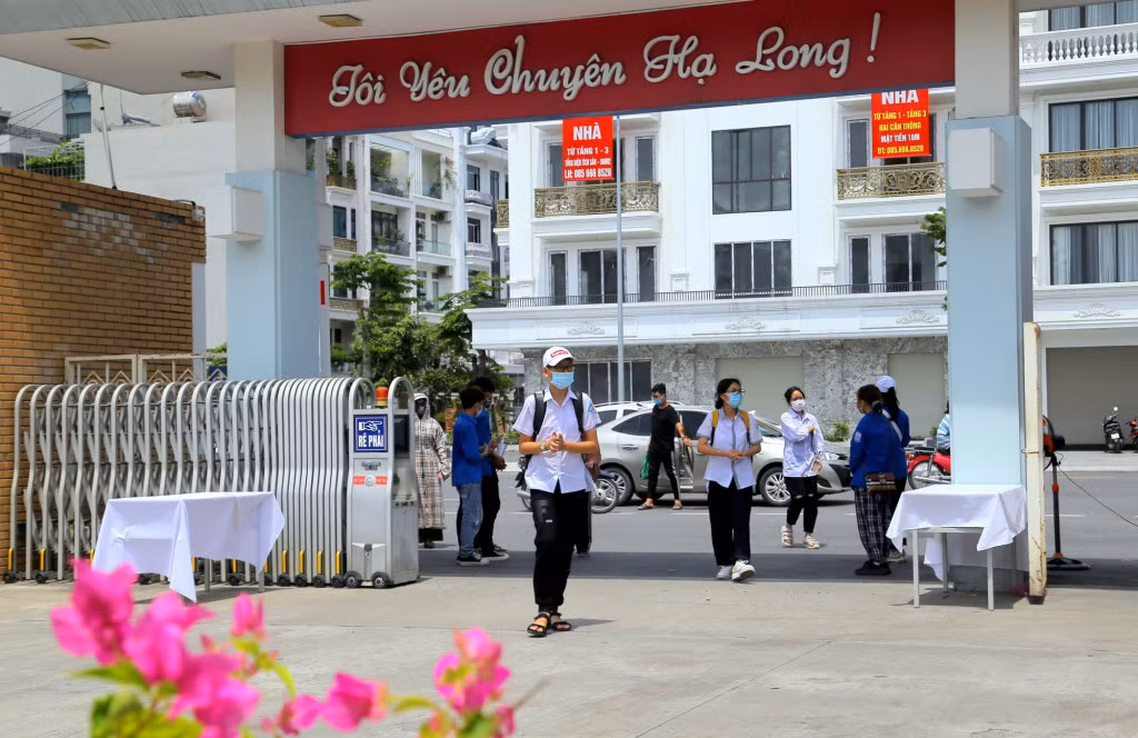 Các thí sinh dự thi vào Trường THPT Chuyên Hạ Long đến trường thi.