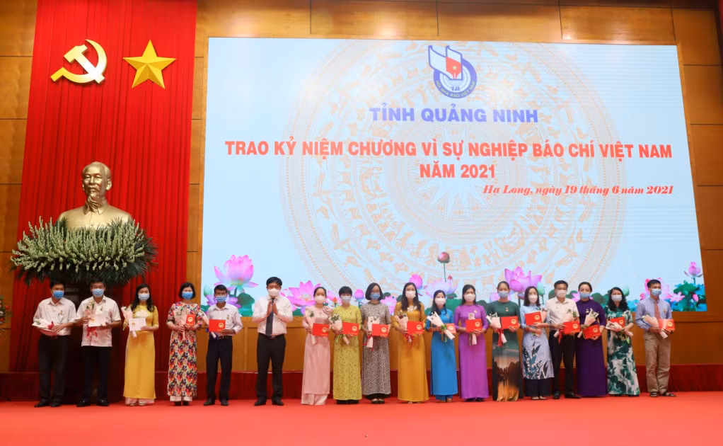 Các hội viên tiêu biểu Hội Nhà báo tỉnh nhận Kỷ niệm chương "Vì sự nghiệp báo chí Việt Nam" của Hội Nhà báo Việt Nam.