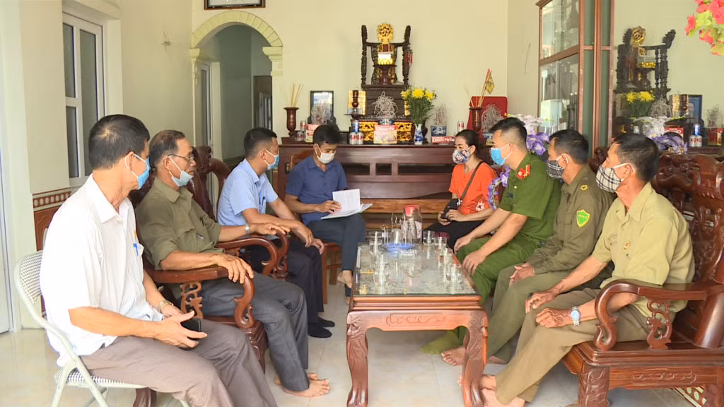 Ông Vũ Văn Kha (áo sẫm mầu) cùng lực lượng chức năng tuyên truyền Luật giao thông cho người dân trên địa bàn.