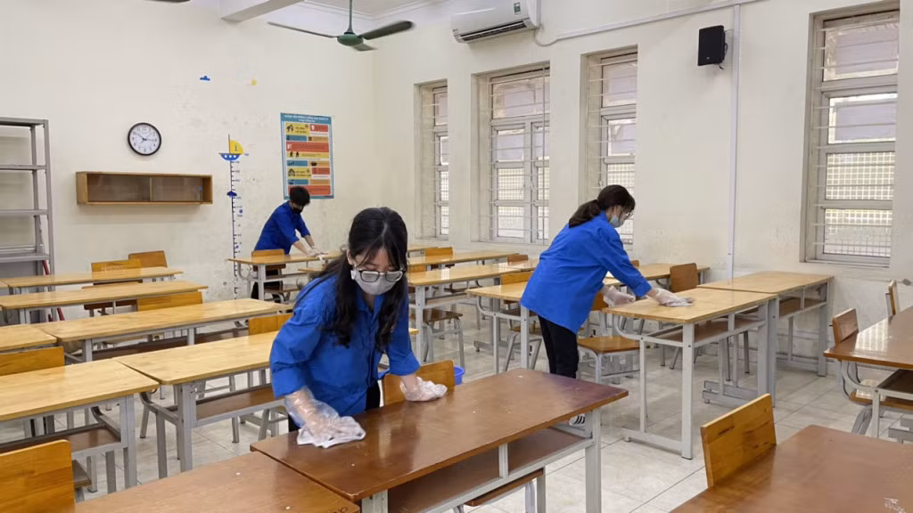 Ngay sau buổi thi, các phòng thi được vệ sinh, khử khuẩn, đảm bảo các yêu cầu phòng, chống dịch để sẵn sàng cho buổi thi tiếp theo.