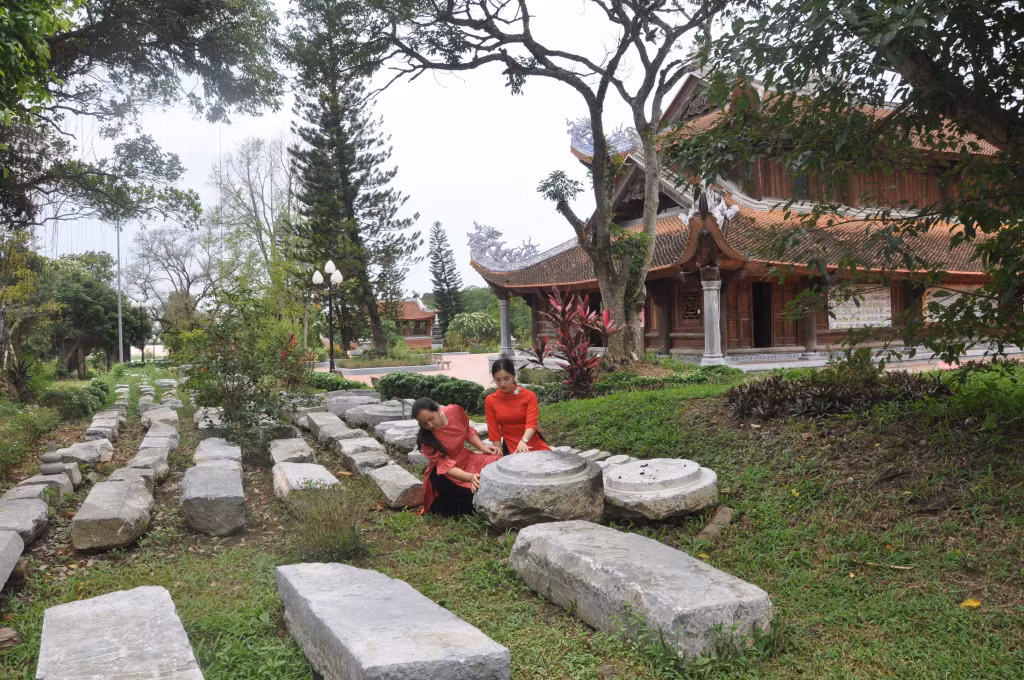Di vật đá là các vật liệu kiến trúc của Quỳnh Lâm tự xưa được trưng bày trong khuôn viên chùa hiện nay.