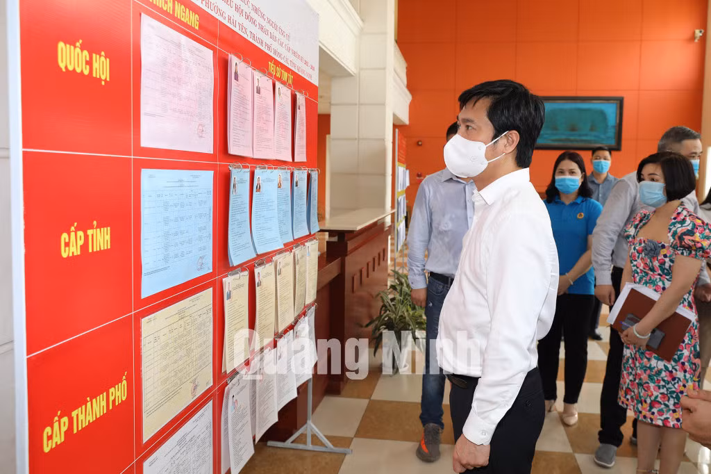 Chủ tịch UBND tỉnh Nguyễn Tường Văn kiểm tra danh sách bầu cử (4-2021).