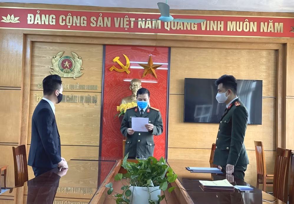 Công an tỉnh Quảng Ninh ra quyết định xử phạt vi phạm hành chính 7,5 triệu đồng đối với anh N.Đ.G (bên trái), trú tại phường Hồng Hải (TP Hạ Long), về hành vi đưa thông tin, hình ảnh không đúng sự thật lên mạng xã hội vào tháng 2/2021. Ảnh: Công an tỉnh cung cấp