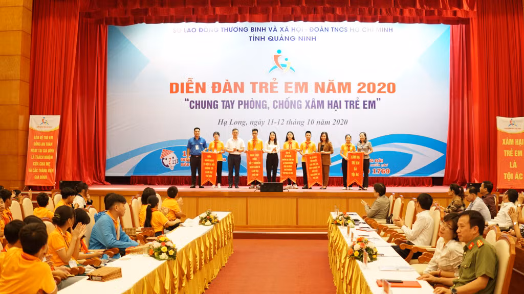 Các trẻ em Quảng Ninh trao thông điệp cho lãnh đạo tỉnh tại Diễn đàn trẻ em tỉnh Quảng Ninh năm 2020.